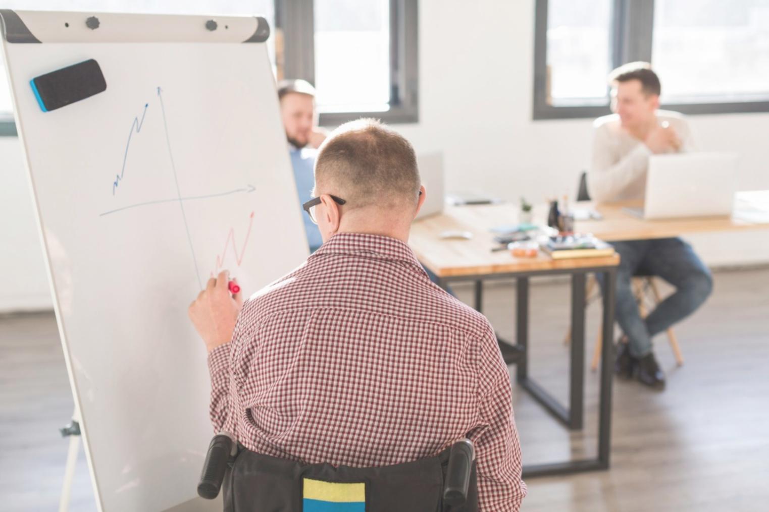 Teilnehmer arbeiten gemeinsam an Finanzmodellen im Workshop